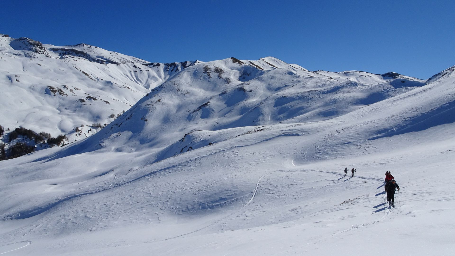Randonneurs à ski sur pente enneigée - Vallée de l'Ubaye - Alpes, France