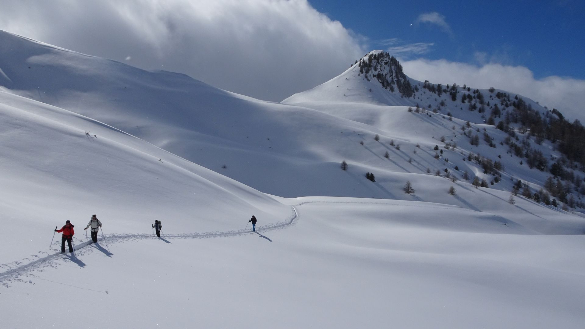 Randonneurs à ski sur un plateau enneigé - Ubaye - Alpes, France