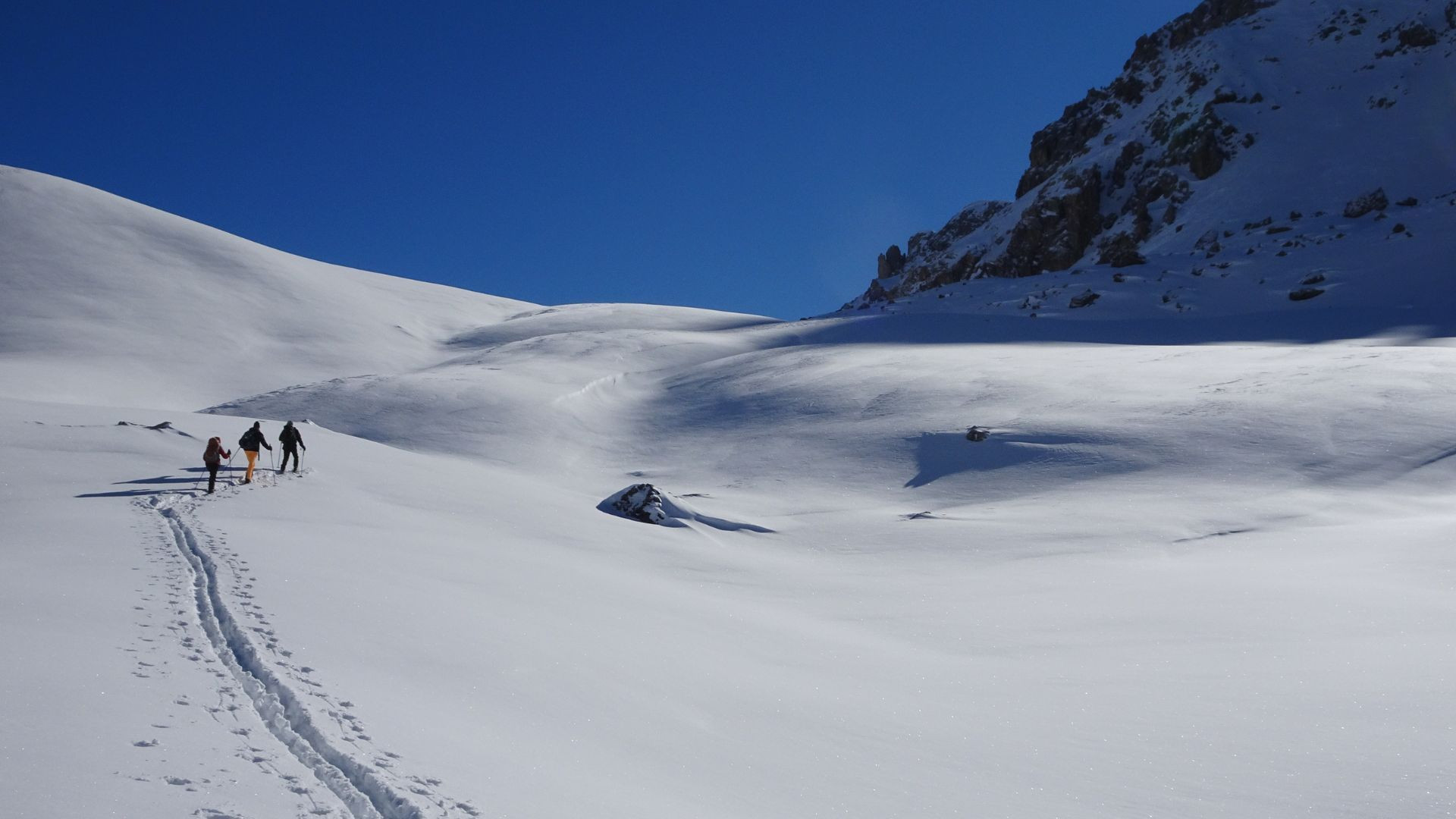 Randonnée en raquettes sur pente enneigée - Vallée de l'Ubaye - Alpes - France