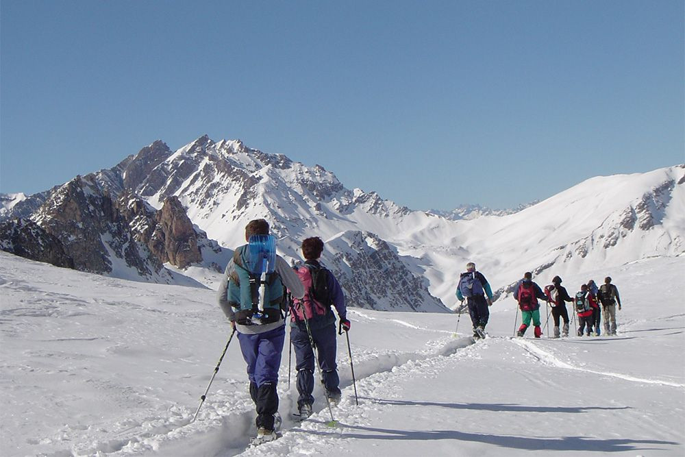 Randonnée à ski vers les sommets enneigés - Ubaye - Alpes