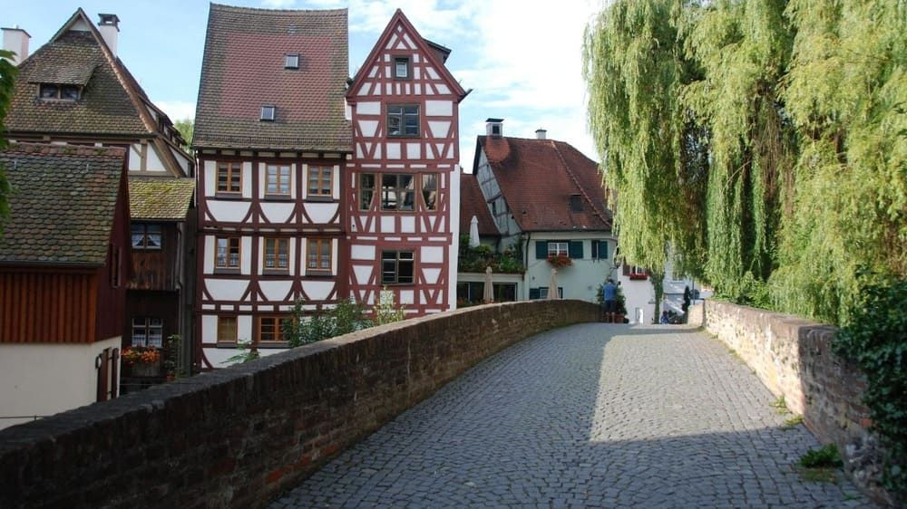 Maisons à colombages et pont pavé du quartier des pêcheurs - Ulm - Allemagne
