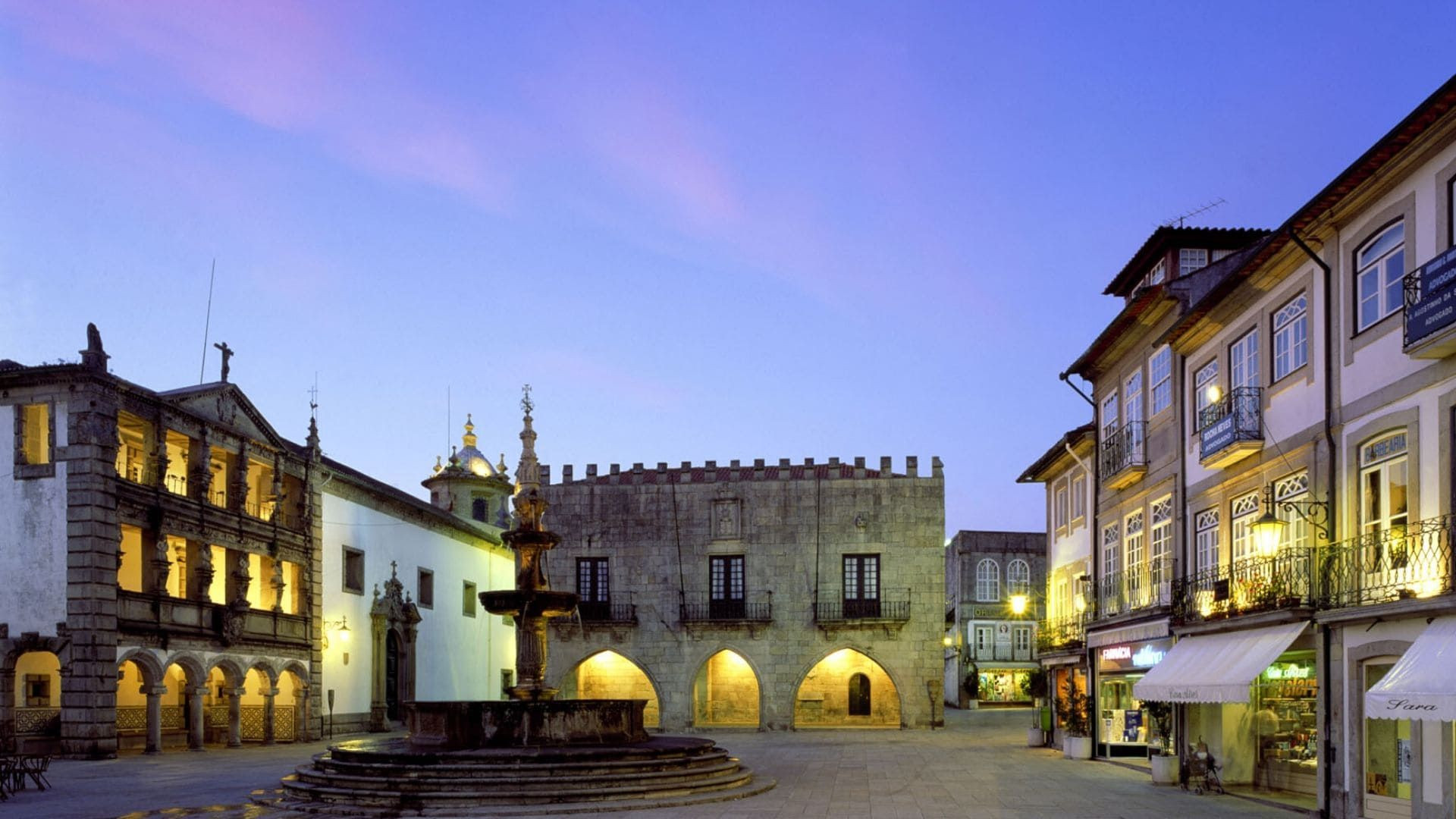 Place historique au crépuscule - Viana do Castelo - Portugal