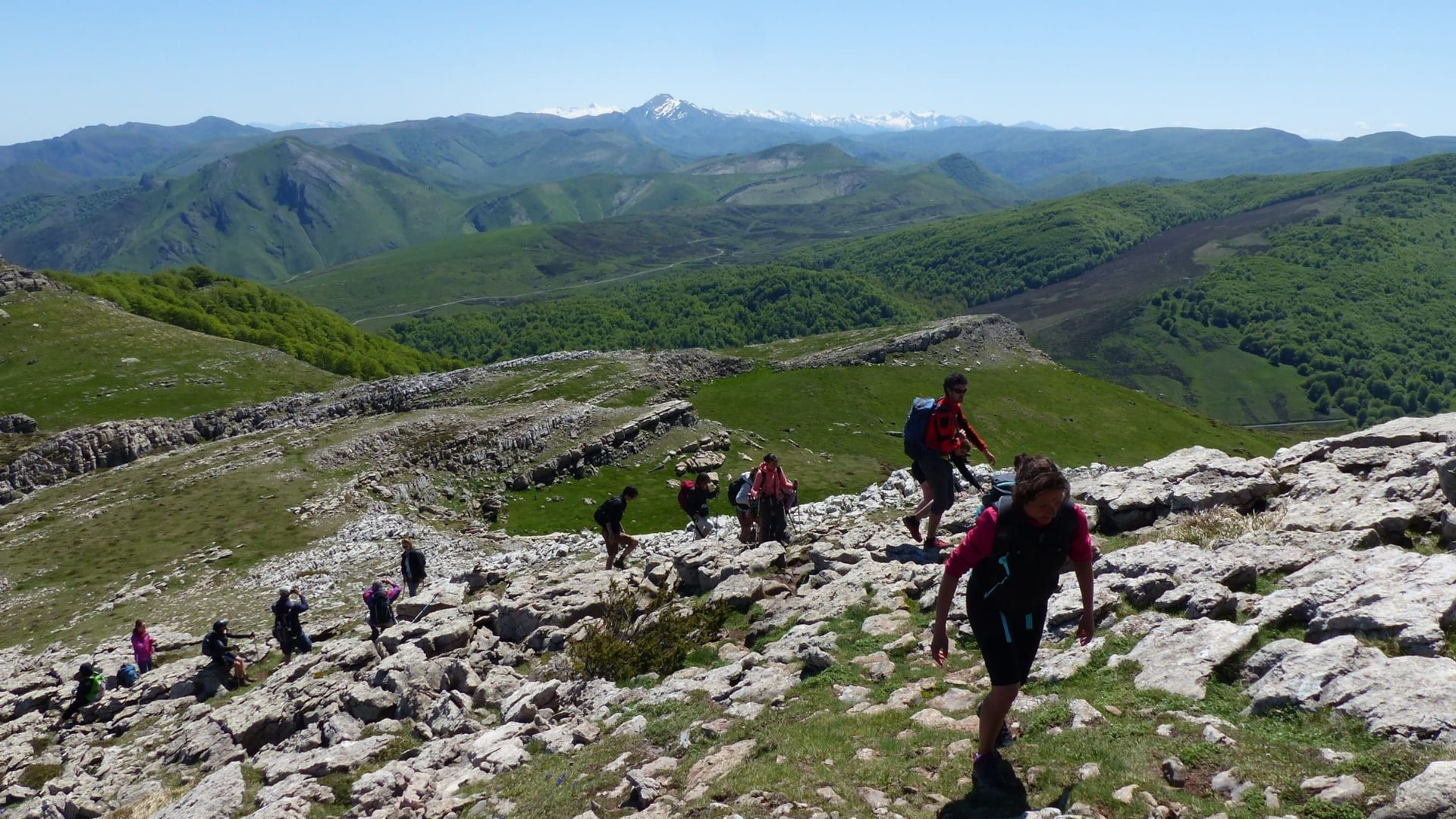 Randonneurs sur la crête d'Urkulu - Pays basque - France