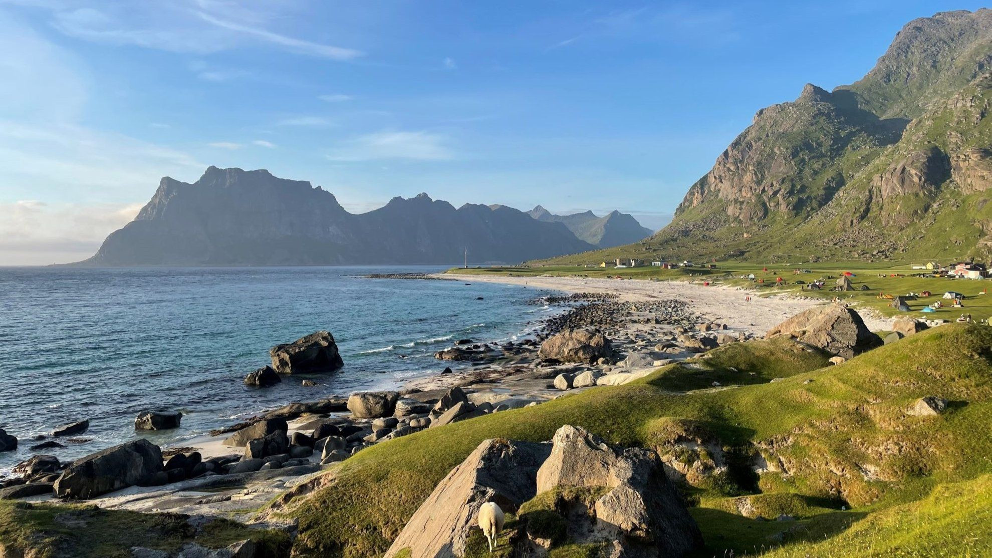 Plage d'Uttakleiv au soleil de minuit - Lofoten - Norvège