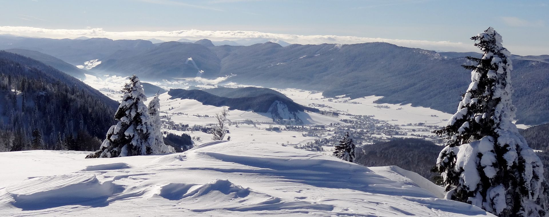 Vallée enneigée d'Autrans-Méaudre depuis la Molière - Vercors - France