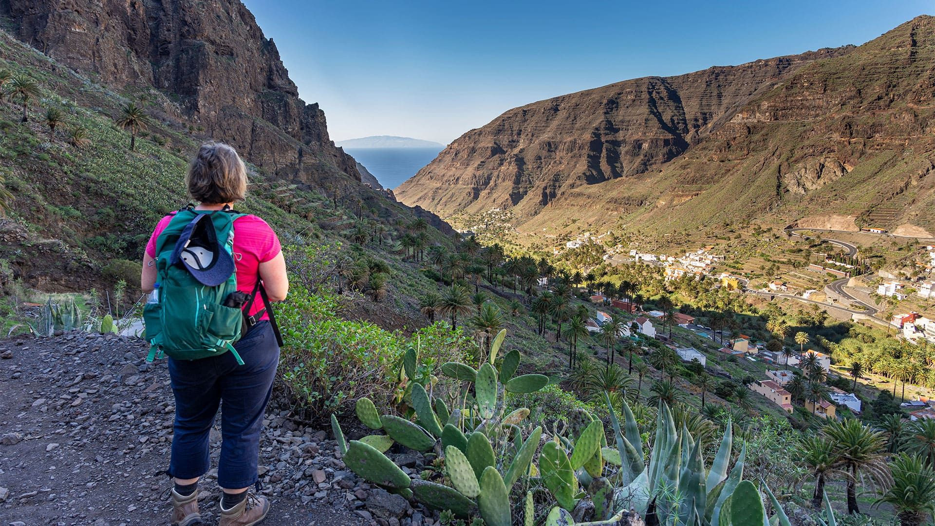 Randonneuse surplombant la vallée du Valle Gran Rey - La Gomera - Îles Canaries, Espagne