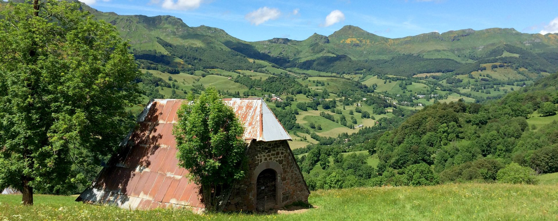 Vallée verdoyante et grange - Cantal - Auvergne - France