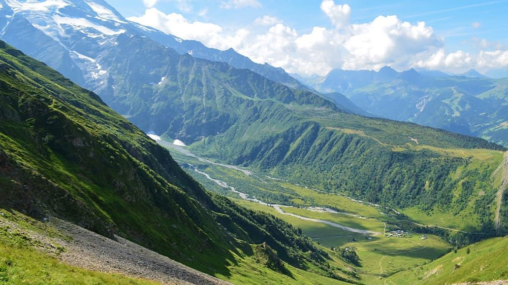 Vallée verdoyante sur la Grande Traversée des Alpes - Massif du Mont-Blanc - France