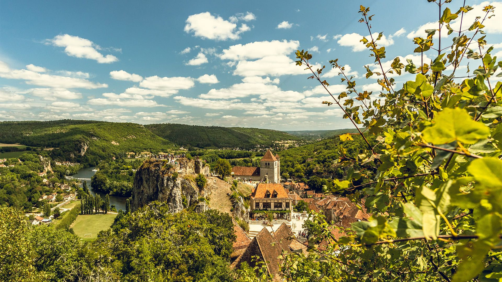 © Unsplash Saint-Cirq-Lapopie dominant la vallée du Lot - Quercy - France