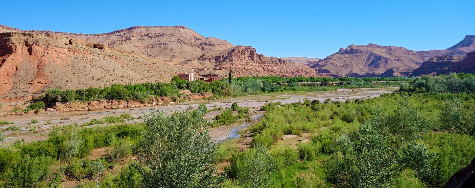 Rivière et kasbah dans la vallée des Roses - Maroc
