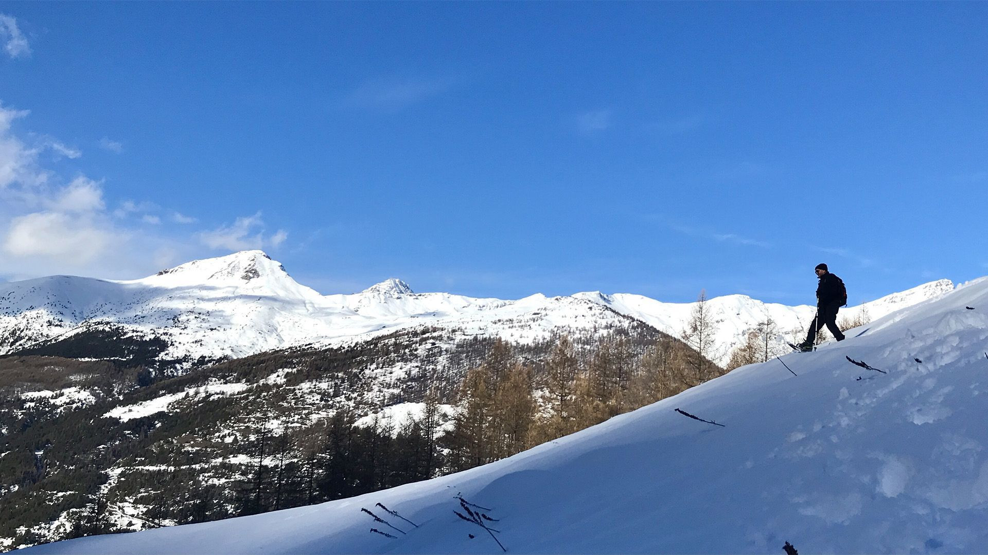 Randonneur en raquettes sur pente enneigée - Vanoise - Alpes - France