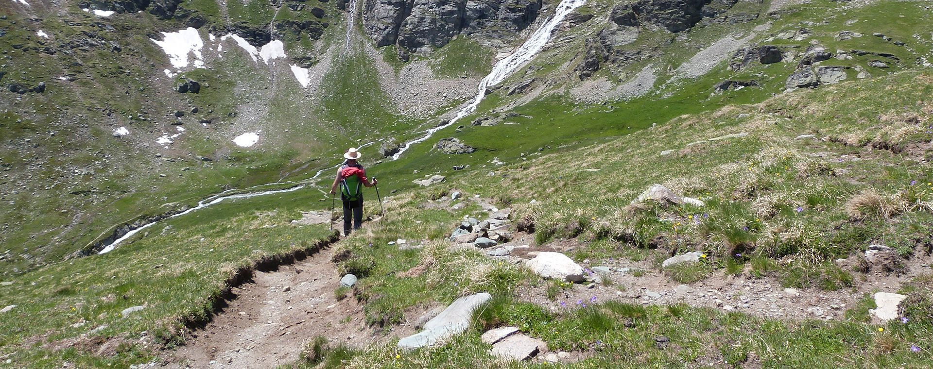 Randonneuse sur sentier de montagne - Massif de la Vanoise - France