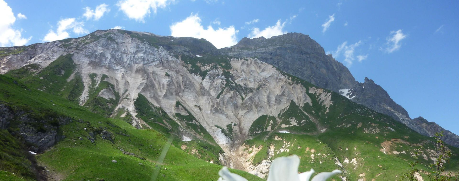 Versant rocheux et alpages verdoyants - Vanoise - France