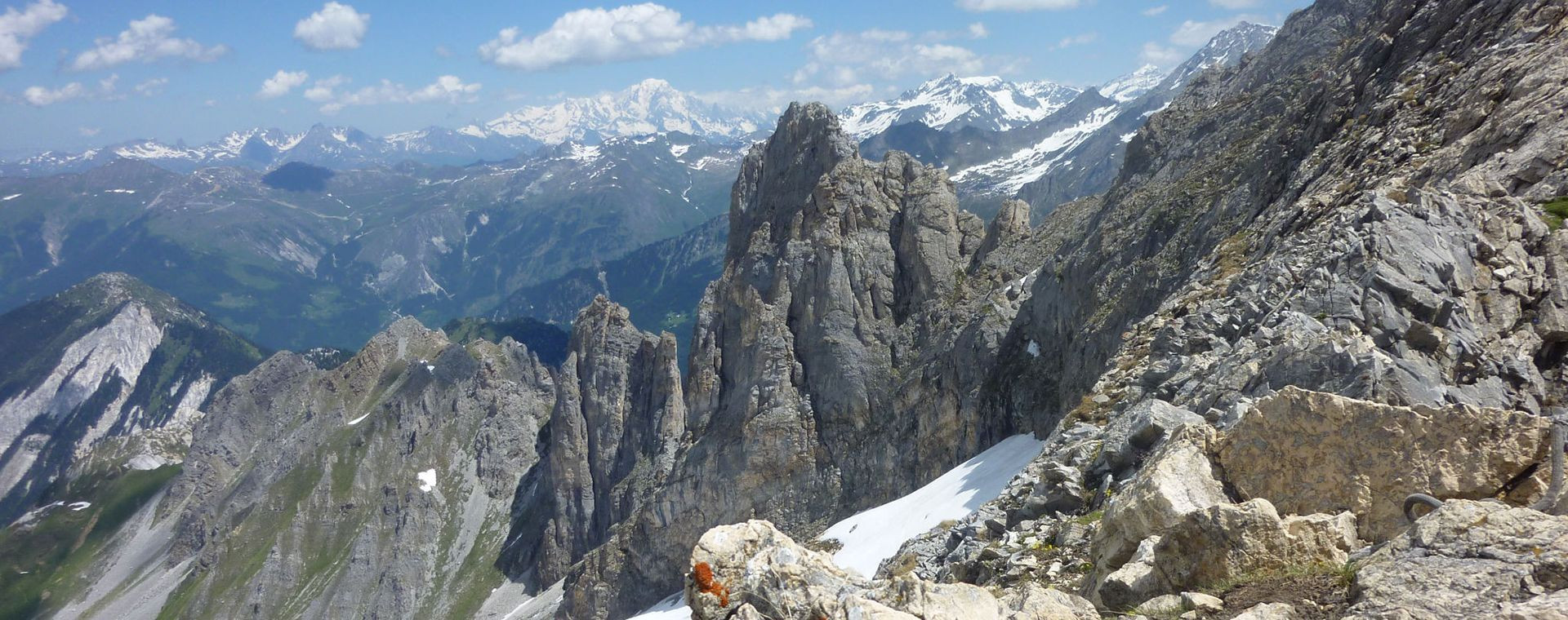 Aiguilles rocheuses et sommets enneigés - Massif de la Vanoise - Savoie, France