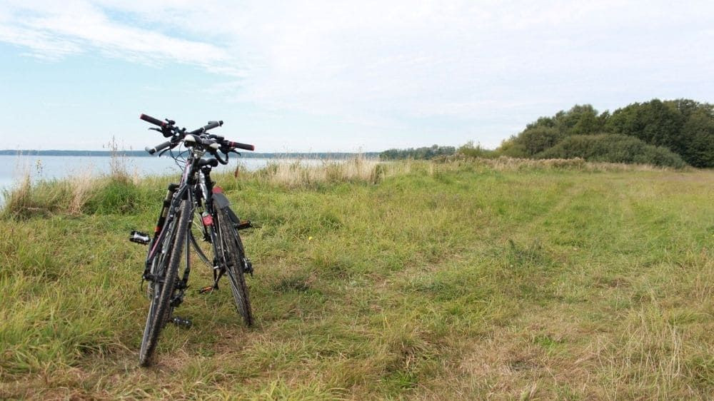 Vélo posé au bord du lac de Müritz - Mecklembourg - Allemagne