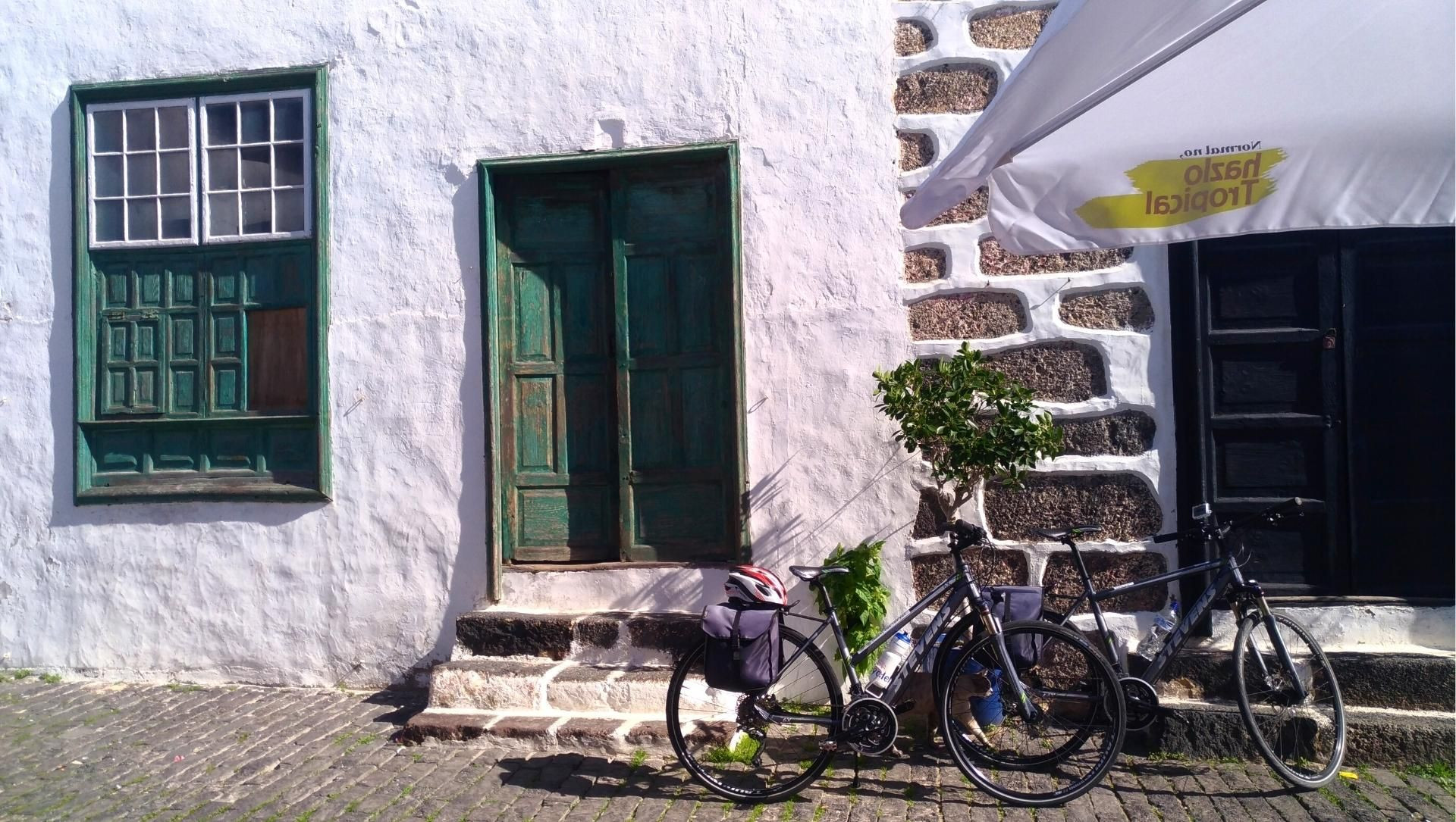 Vélos devant une façade blanche - Lanzarote - Canaries - Espagne