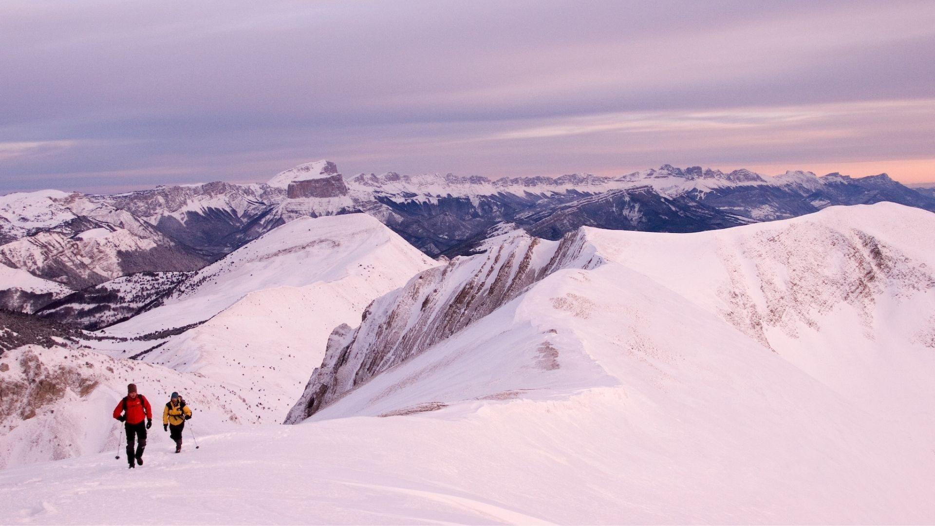 © M. Dubois Randonneurs hivernaux au coucher du soleil vers le mont Aiguille - Vercors - France