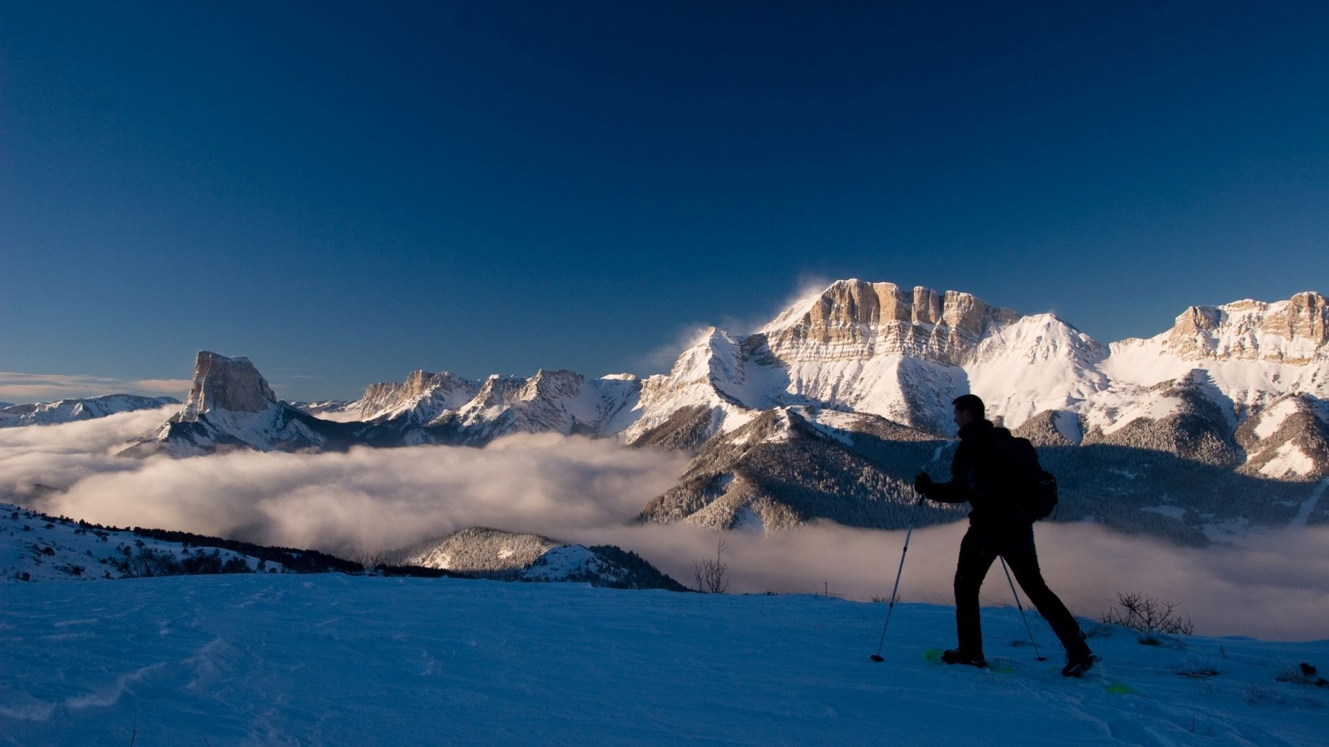 Randonneur à ski face au Mont Aiguille et au Grand Veymont en hiver - Vercors - France