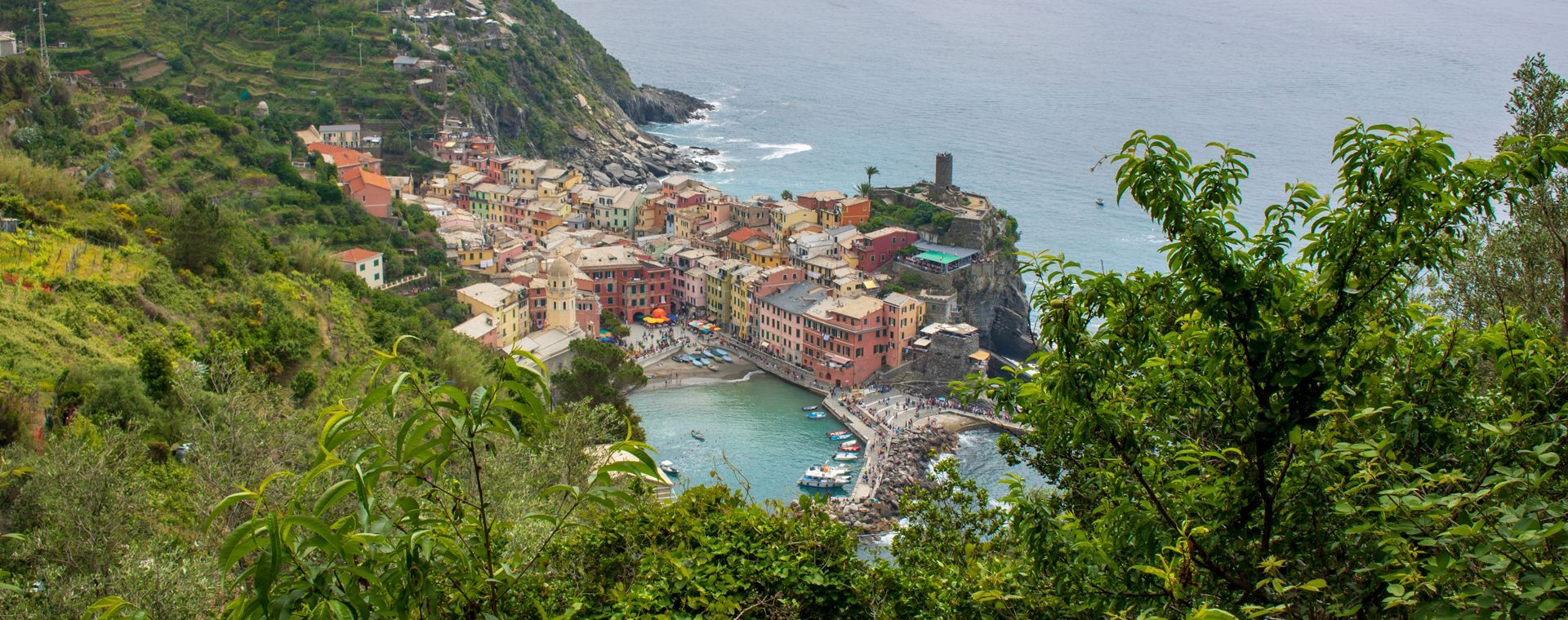 Vue sur le village de Vernazza et son port - Cinque Terre - Italie