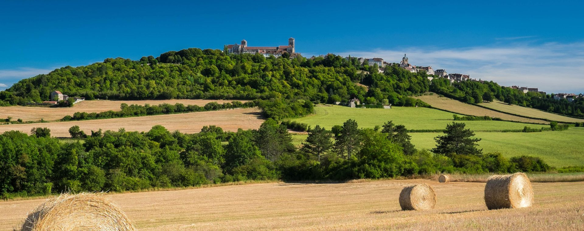 Colline de Vézelay et bottes de foin - Bourgogne - France