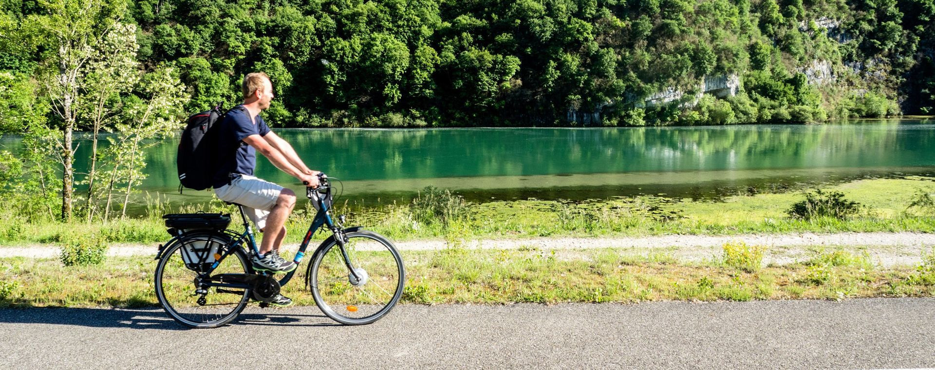 Cycliste à vélo électrique le long du Rhône - ViaRhôna - Bugey - Ain - France