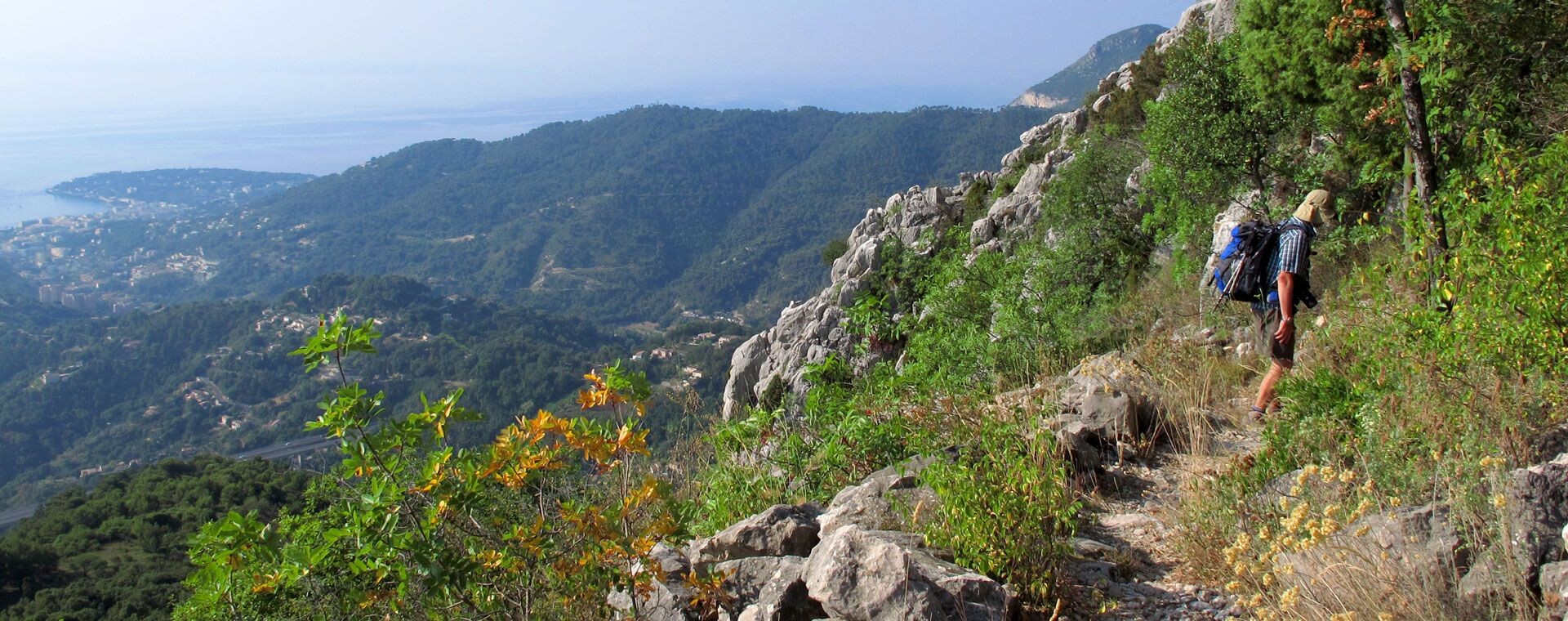 Randonneur dominant la Côte d'Azur depuis Sainte-Agnès - Alpes-Maritimes - France