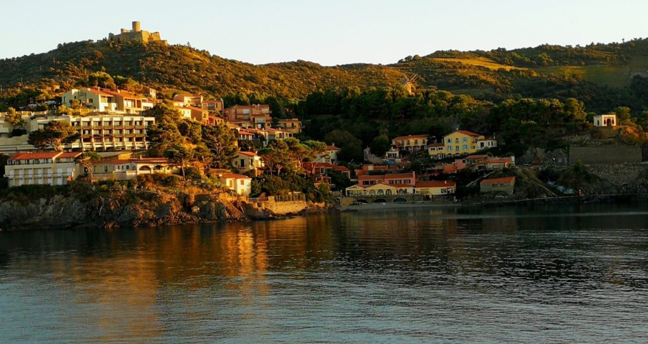Vue de Collioure depuis la mer au coucher du soleil - Côte Vermeille - France