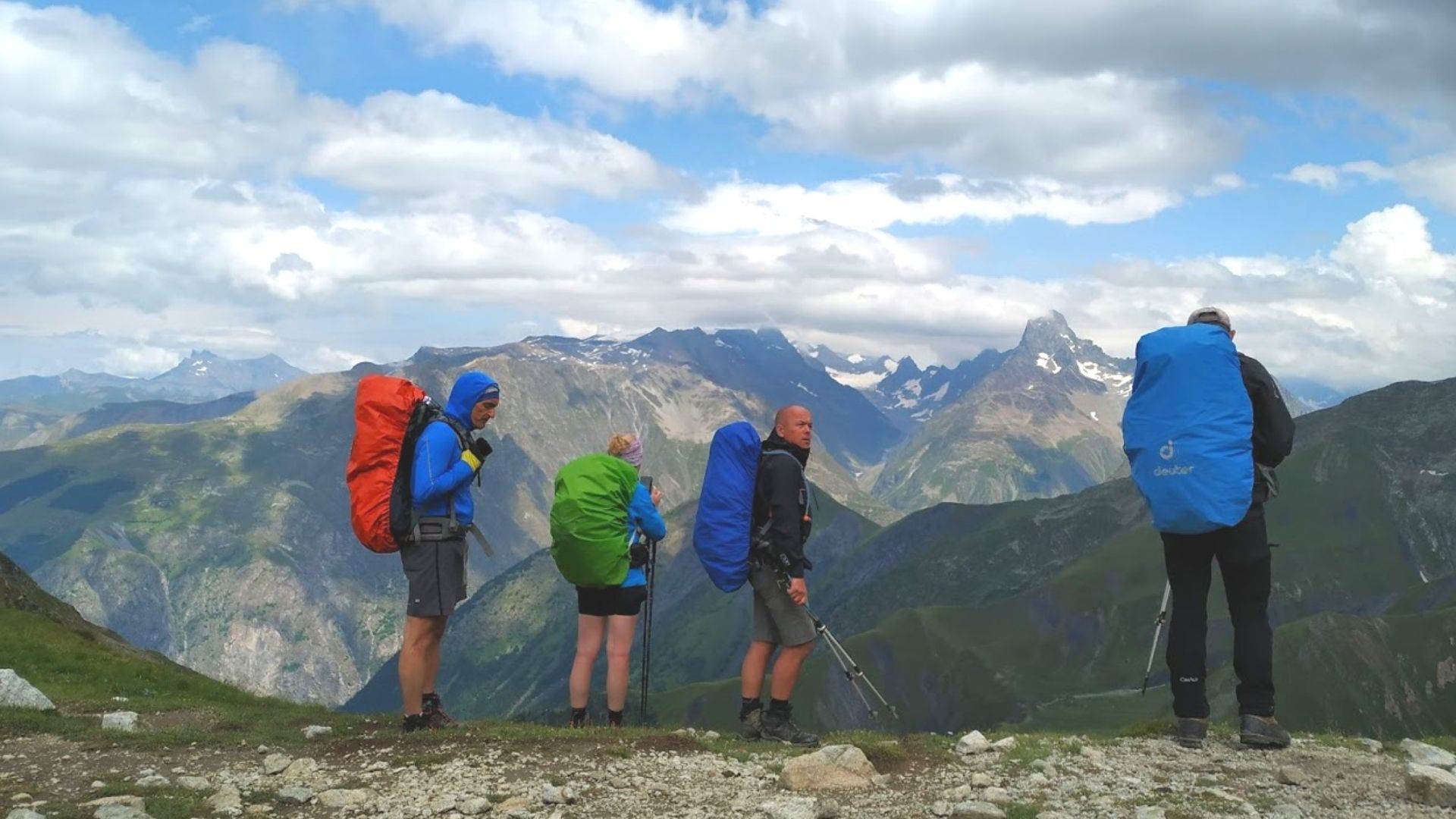© Laura Kankaanpää Randonneurs sur une crête face aux sommets alpins - Grenoble Briançon - France