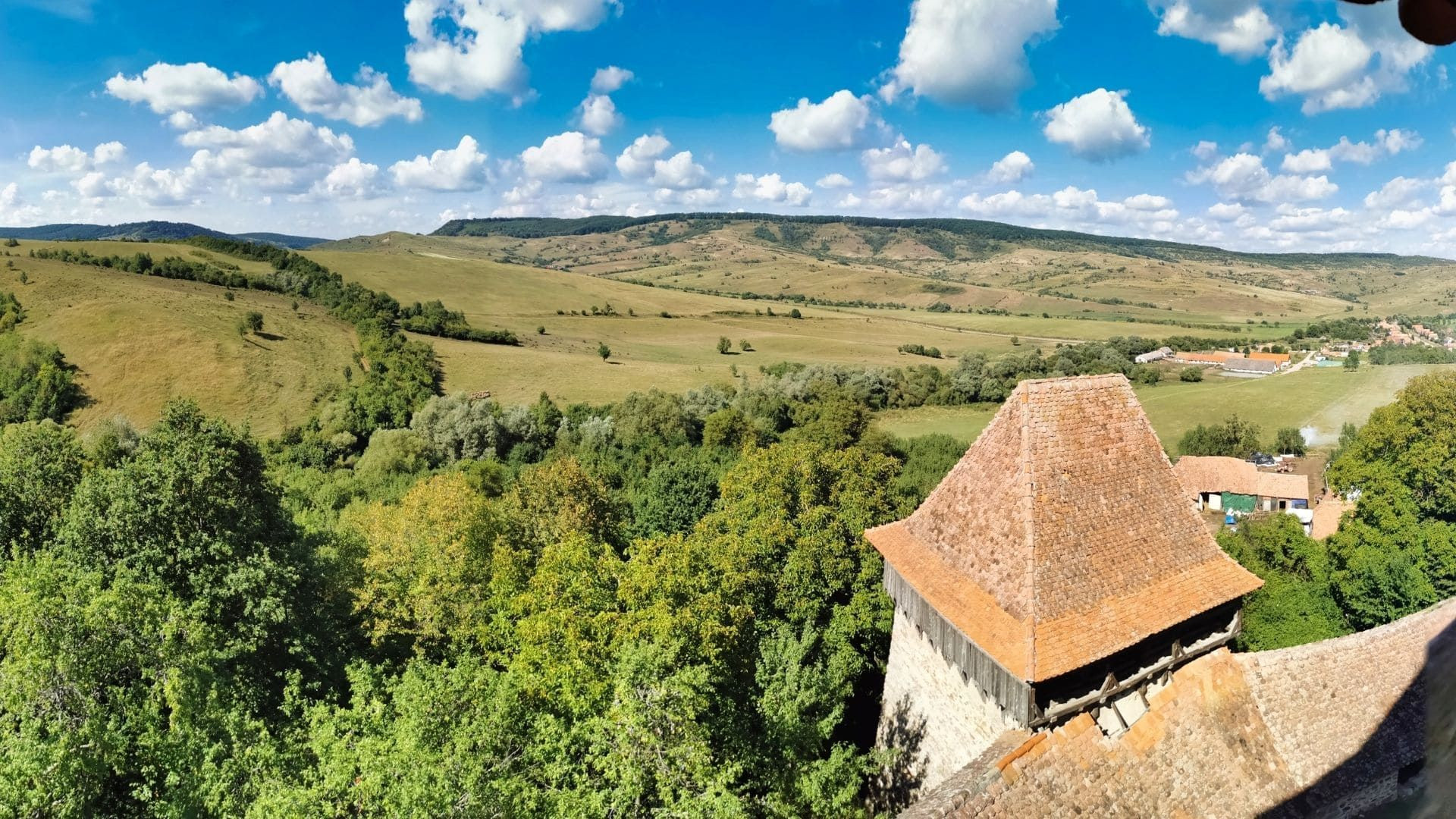 Vue sur la campagne depuis l'église fortifiée de Viscri - Transylvanie - Roumanie
