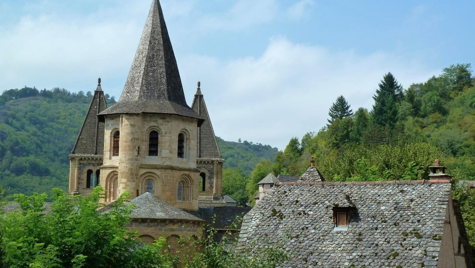 Clocher et toits de Conques - Aveyron - France