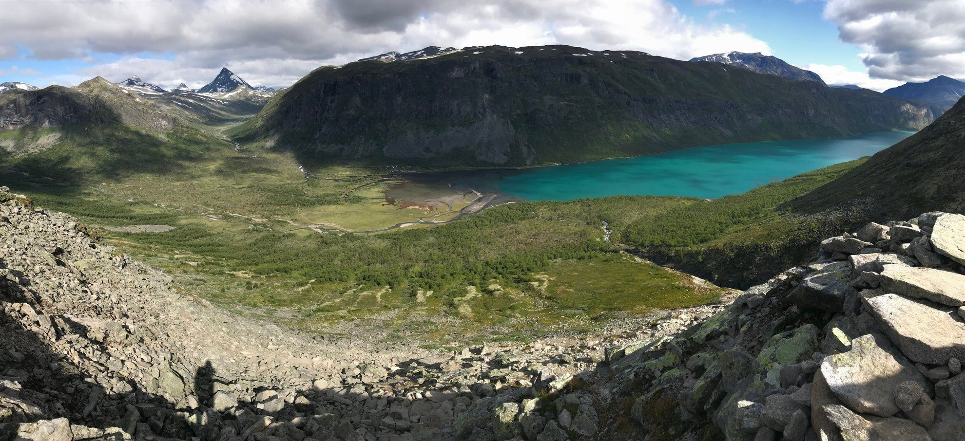Vue plongeante sur le lac Gjende turquoise - Jotunheimen - Norvège
