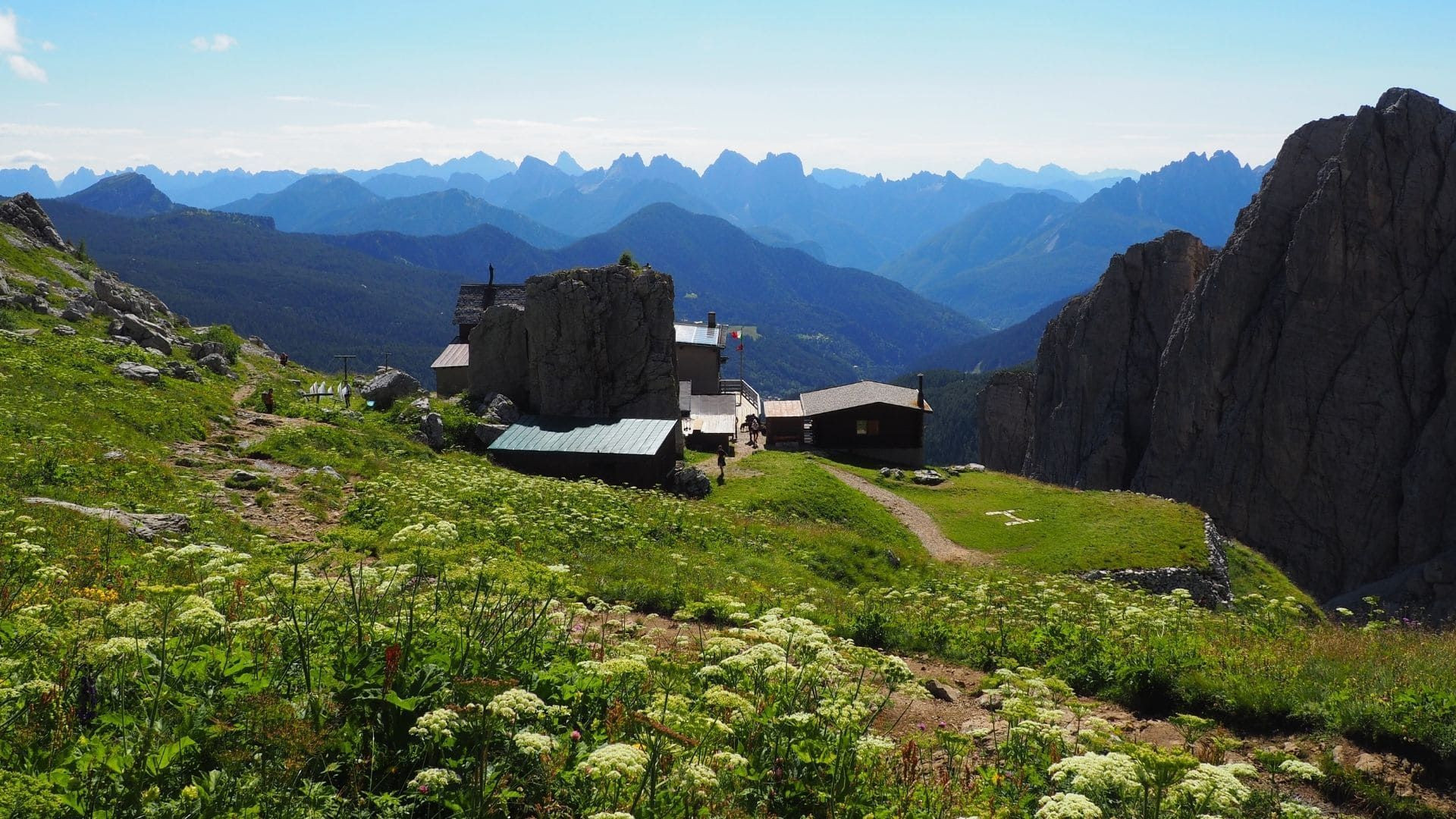 Refuge Coldai face aux Dolomites - Italie