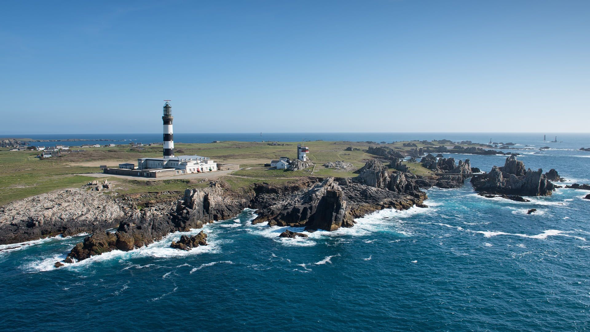 Vue aérienne du phare du Créac'h et côte rocheuse - Ouessant - Bretagne