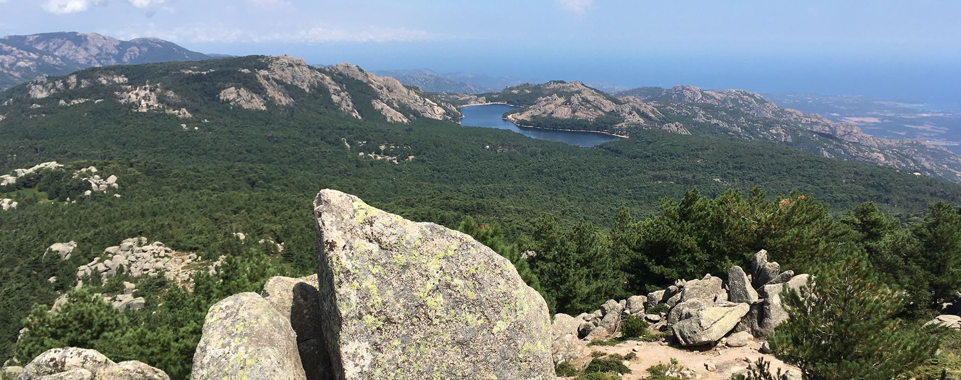 Vue depuis un sommet granitique vers un lac et la mer - Corse - France