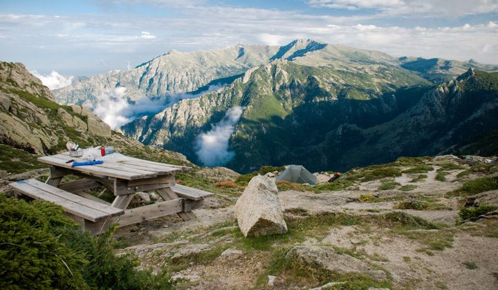 Table de pique-nique et panorama montagneux depuis le refuge d'Usciolu - GR20, Corse
