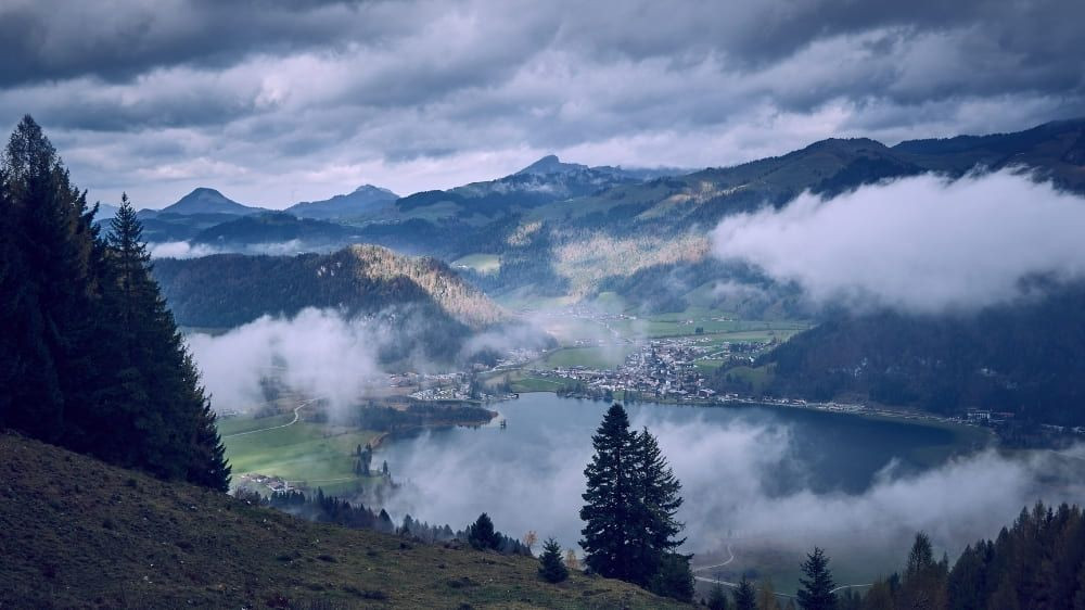 Vue brumeuse sur le lac de Walchsee - Tyrol - Autriche