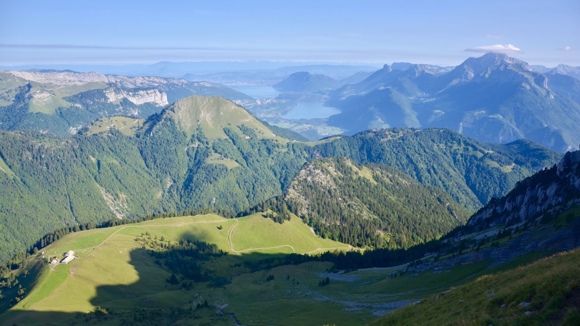 Vue panoramique sur le lac d'Annecy - Alpes - France