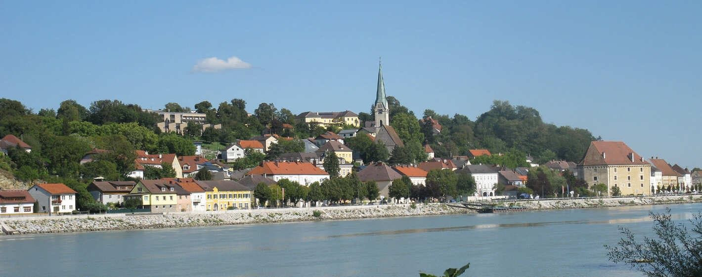 Vue sur le village de Mauthausen au bord du Danube - Haute-Autriche - Autriche