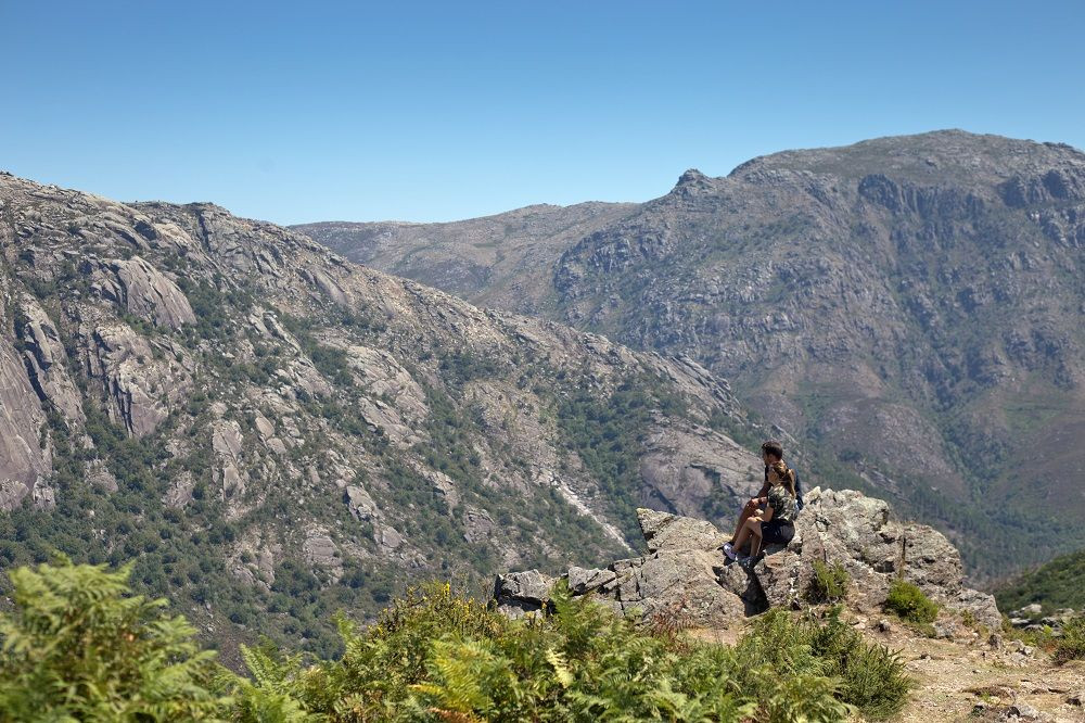 © Authentic Trails Randonneuse contemplant les montagnes - Parc national de Peneda-Gerês - Portugal