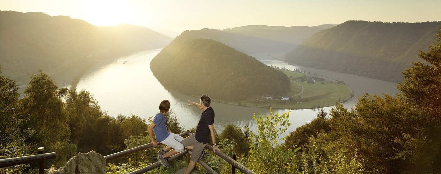 Couple admirant la boucle du Danube - Schlögen - Autriche