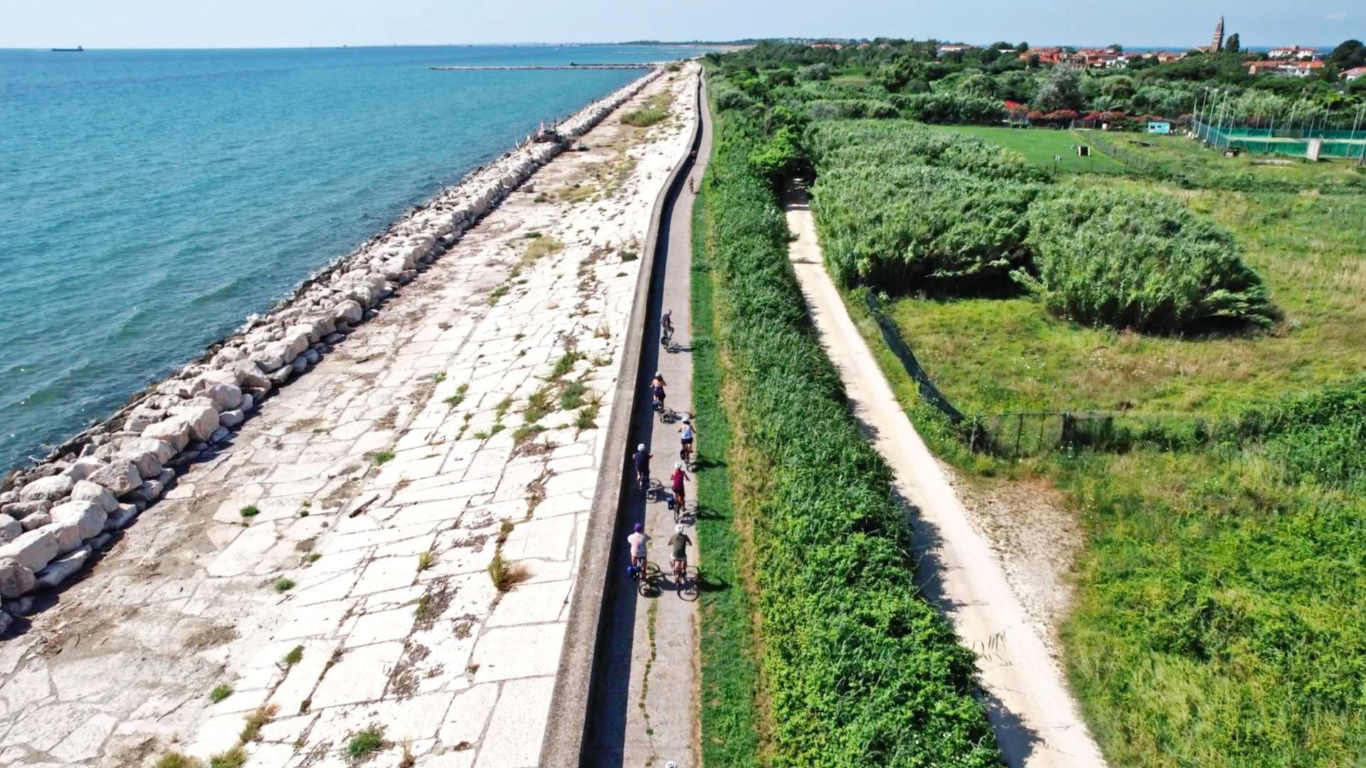Cyclistes sur la digue du littoral de la lagune - Venise - Italie