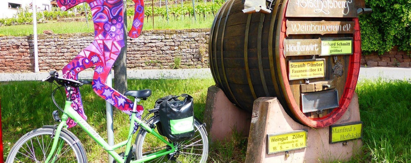 Vélo devant un tonneau de vigneron - village viticole - Bade - Allemagne