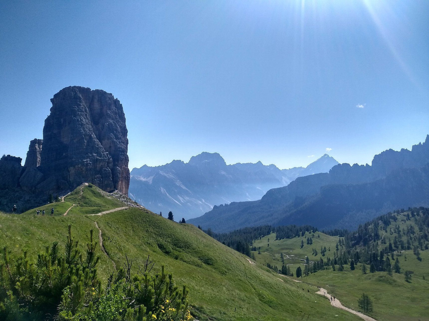 Tour des Cinque Torri et panorama montagneux - Dolomites - Italie