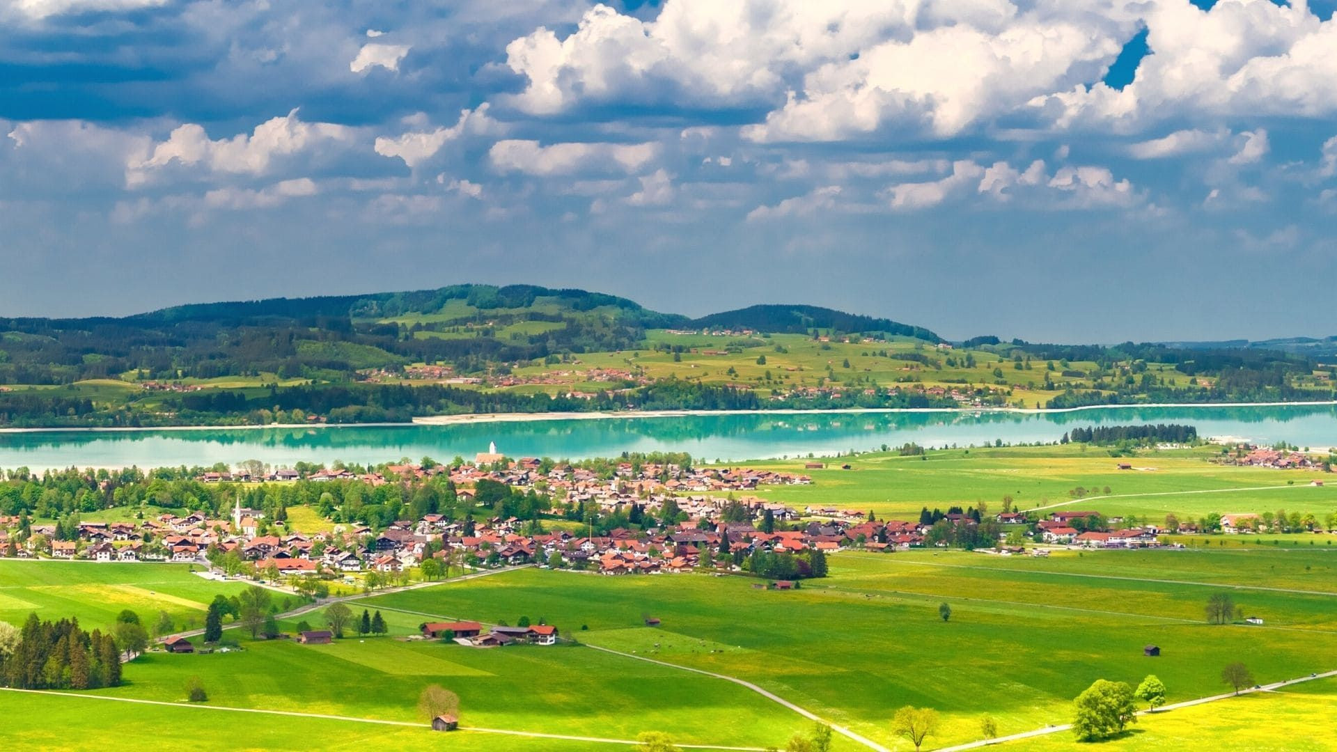 Vue panoramique sur le village de Schwangau et son lac - Bavière - Allemagne