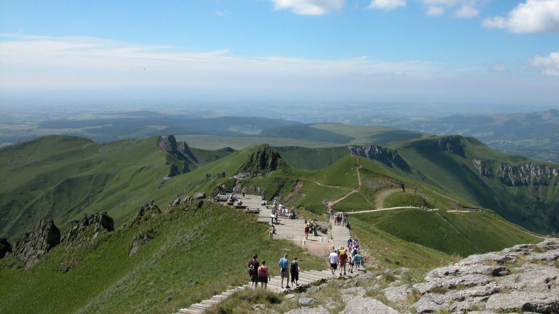 Randonneurs sur la crête du Puy de Sancy - Massif du Sancy - Auvergne - France