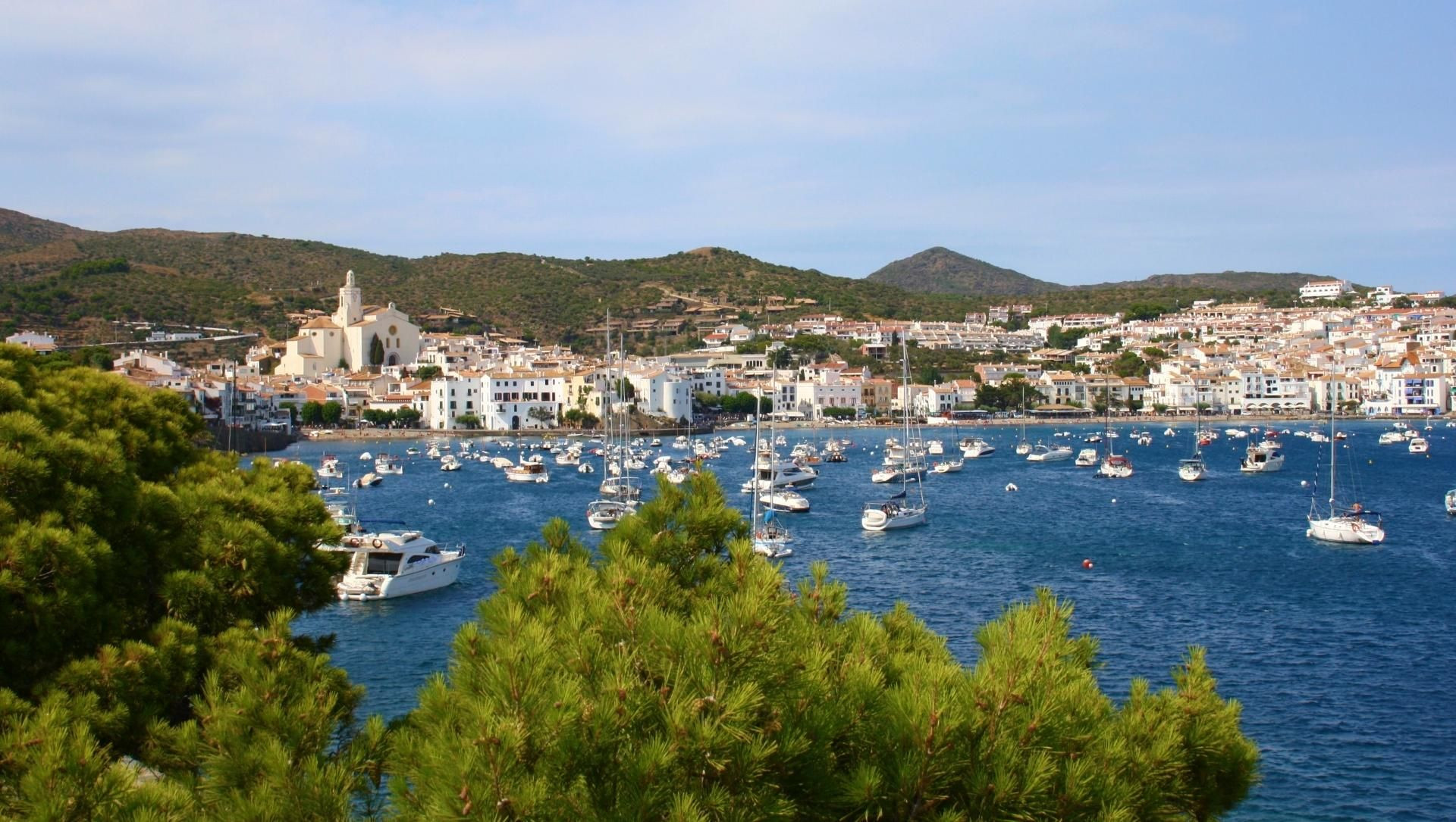Vue sur la baie et le village de Cadaqués - Costa Brava - Espagne