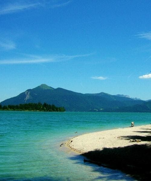 Lac turquoise et plage au pied des montagnes - Bavière - Allemagne
