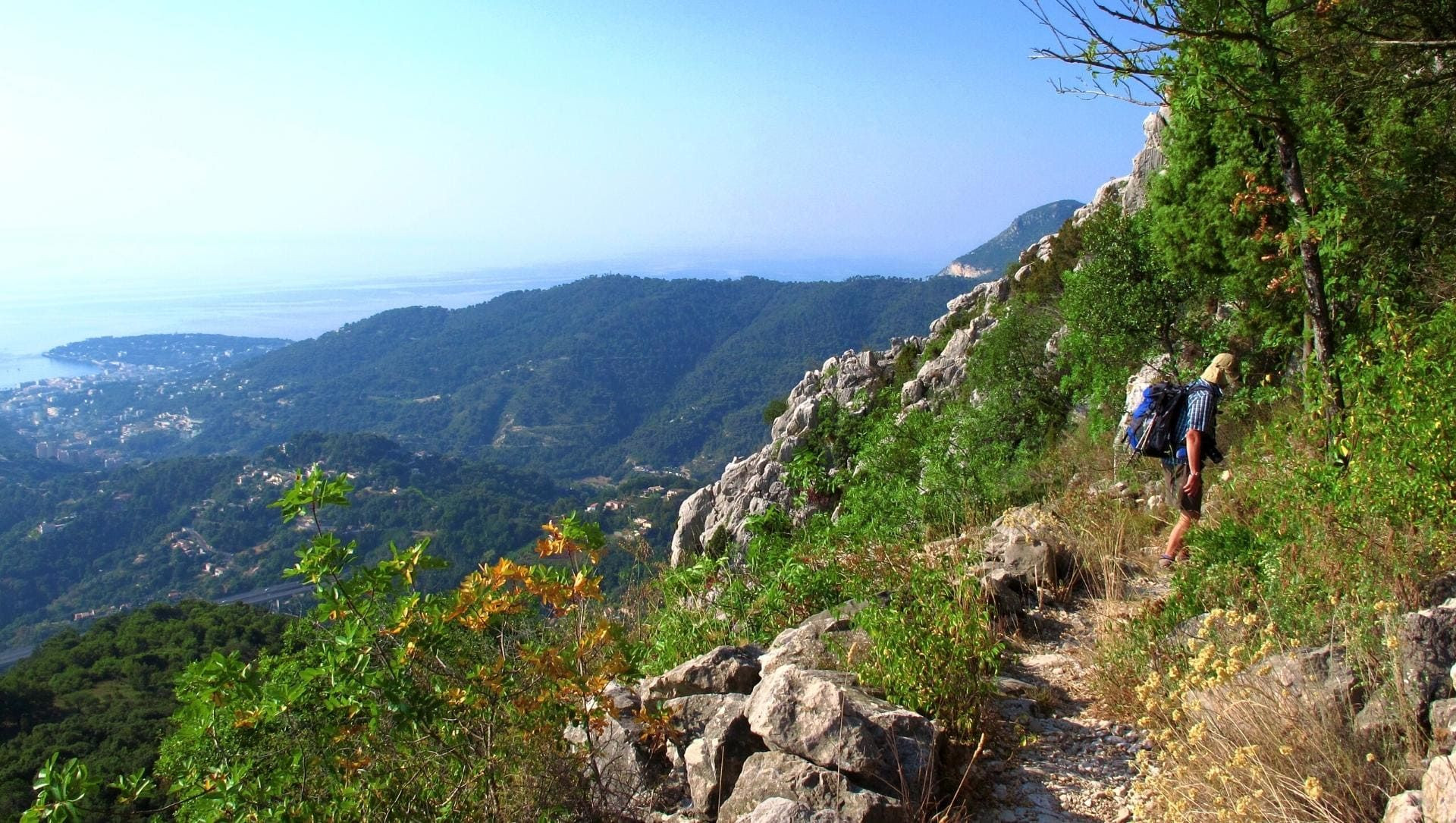 © François Ribard Randonneurs au-dessus de la Méditerranée depuis Sainte-Agnès - Côte d'Azur - France