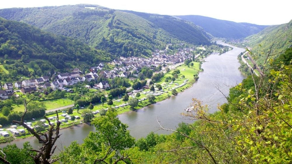 Vue plongeante sur un méandre de la Moselle et son village - Allemagne