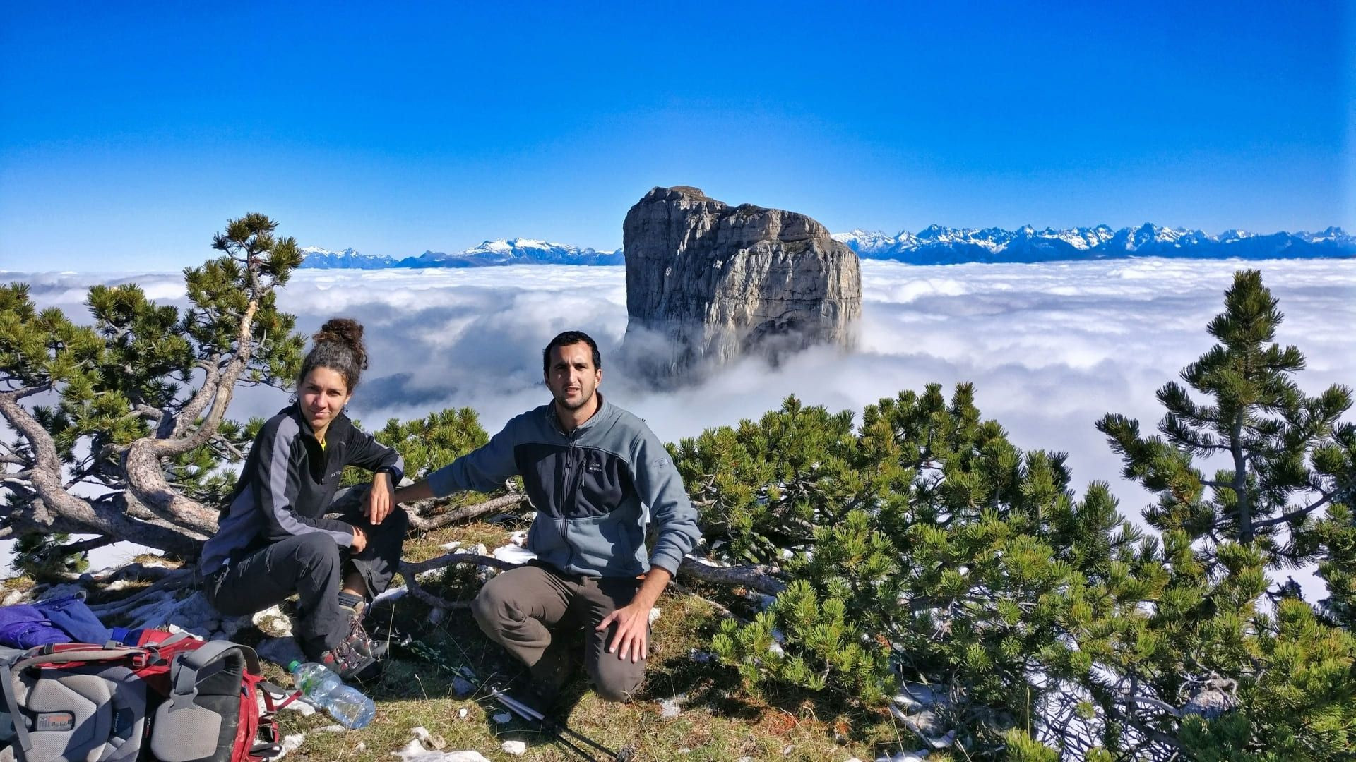 Randonneurs face au Mont Aiguille sur une mer de nuages - Vercors - France